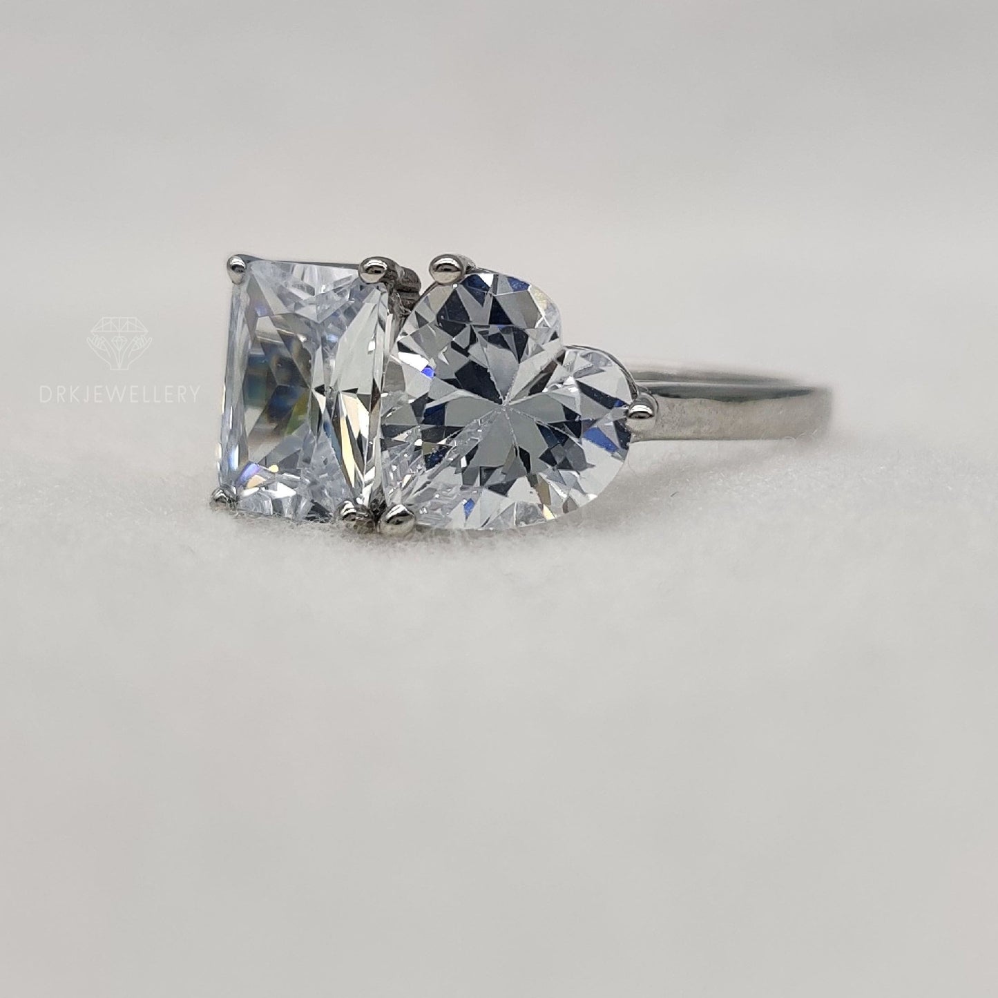 Radiant & Heart Cut Toi-et-Moi Ring With Gold