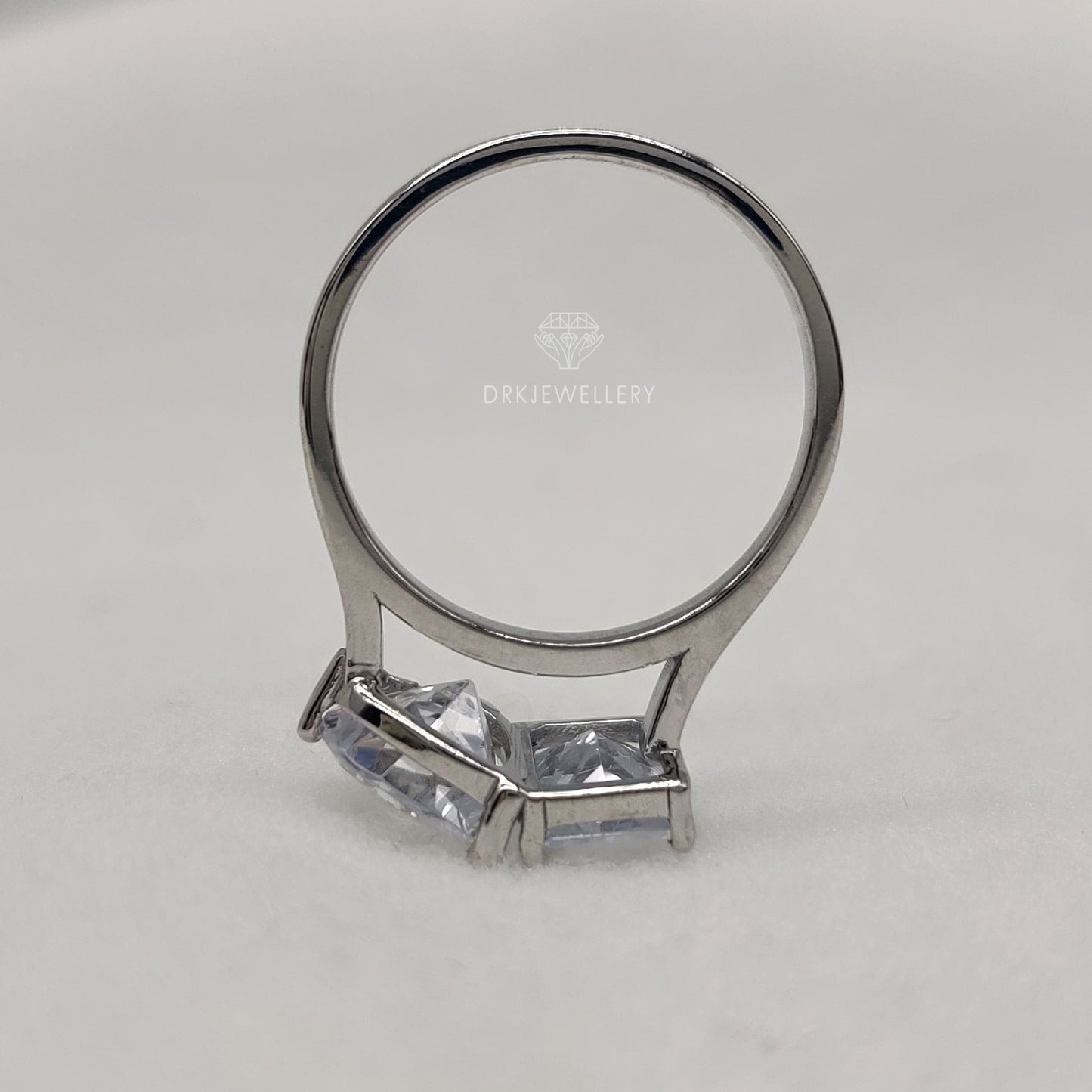 Radiant & Heart Cut Toi-et-Moi Ring With Gold