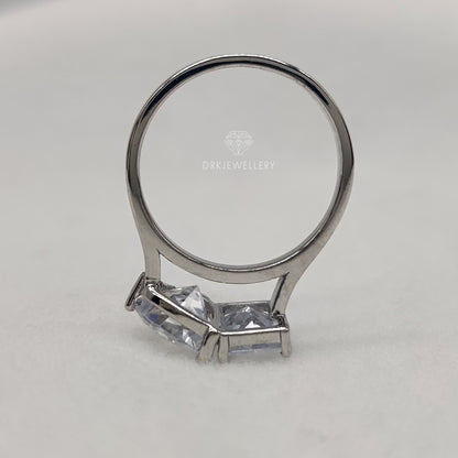 Radiant & Heart Cut Toi-et-Moi Ring With Gold
