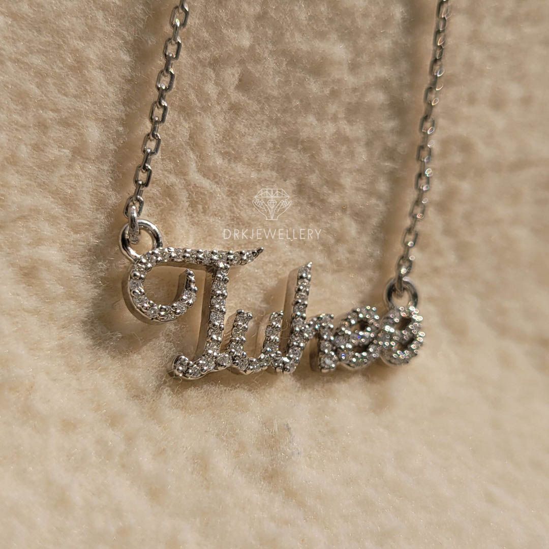 JUHEE Namecustomised name penant with chain in 14k white gold