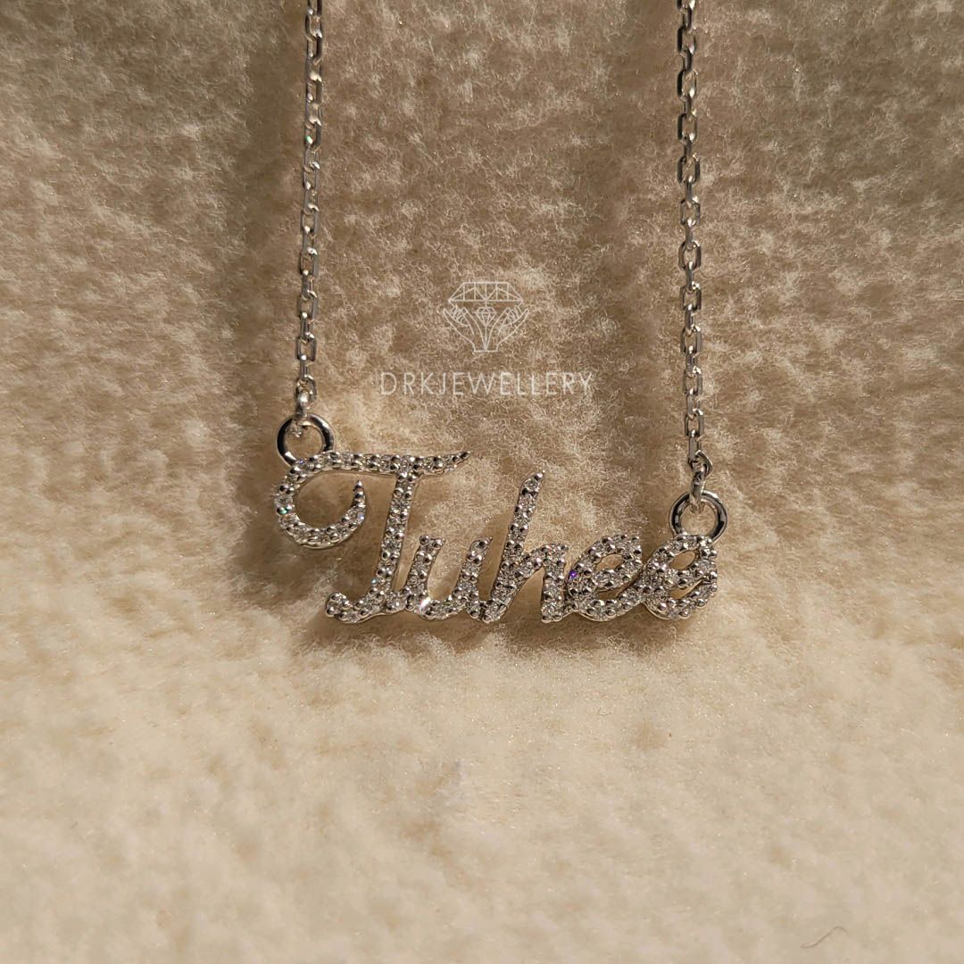 JUHEE Namecustomised name penant with chain in 14k white gold