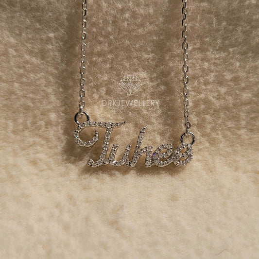 JUHEE Namecustomised name penant with chain in 14k white gold