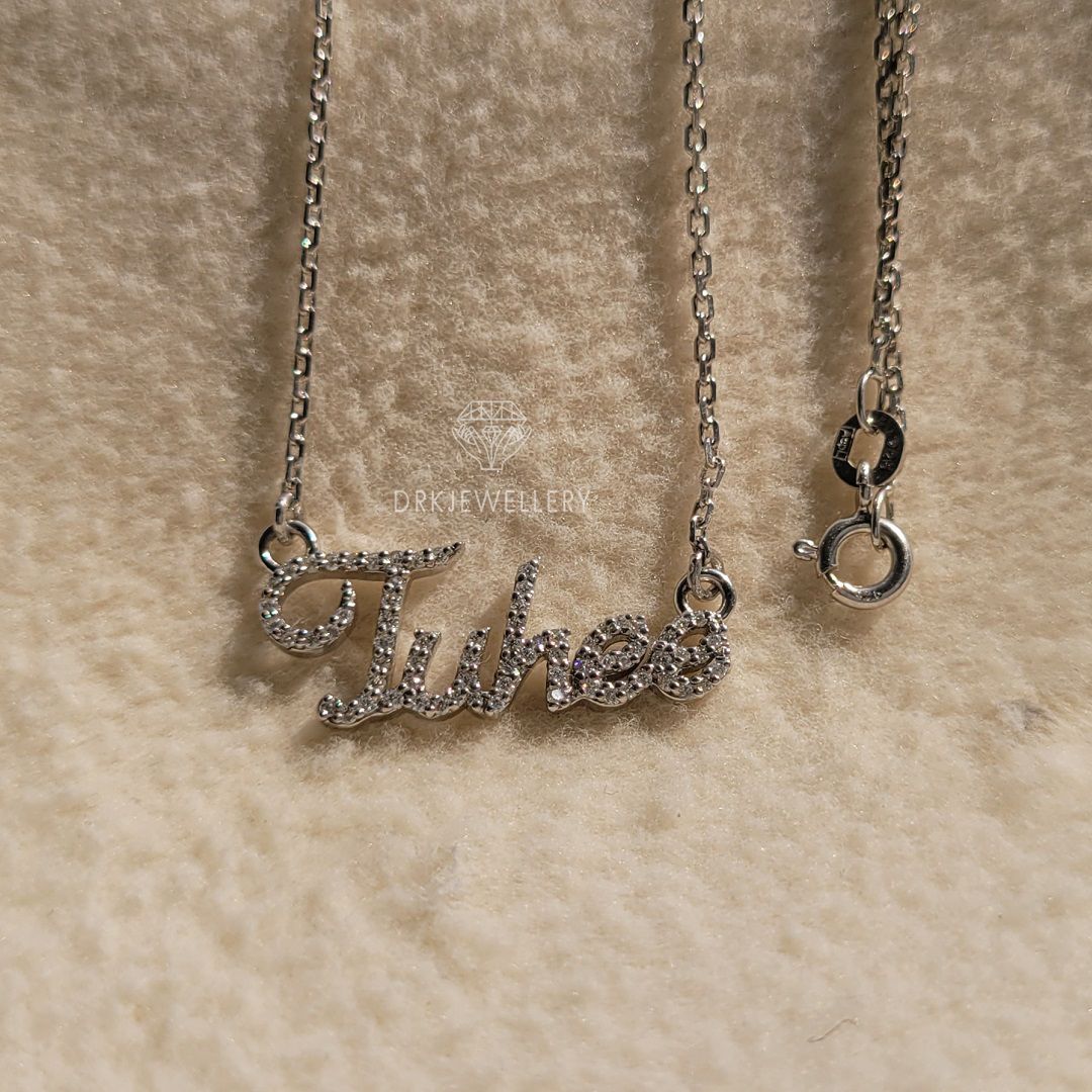 JUHEE Namecustomised name penant with chain in 14k white gold